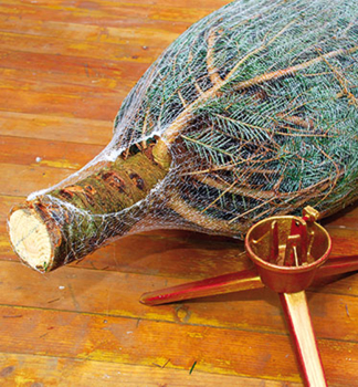 Den Stamm am Weihnachtsbaum frsen