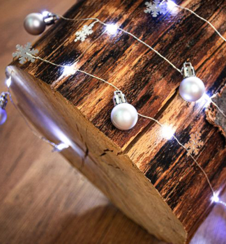 MAGICHOME Kette 20 LED kaltwei, mit Kugeln und Schneeflocken, silber, 2xAA