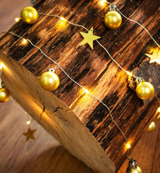 MAGICHOME Kette 20 LED warmwei, mit Kugeln und Schneeflocken, golden, 2xAA