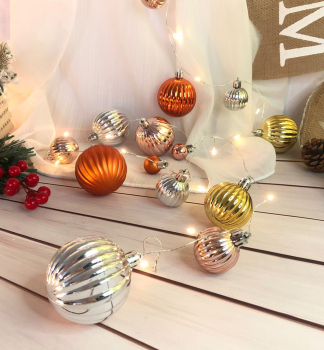 MAGICHOME Kette 20 LED warmwei, mit Kugeln und Schneeflocken, golden, 2xAA